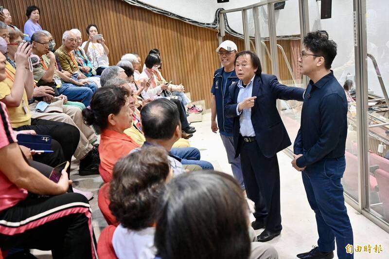 漏網鏡頭》王世堅「跨區」選民服務 賣力推薦沈伯洋