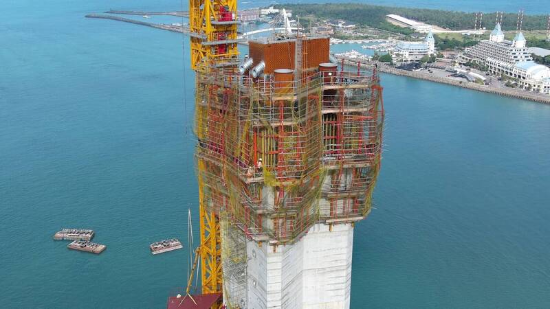 每天在60樓高淡江大橋主橋塔工作 塔吊司機要「少吃鹽和辣」