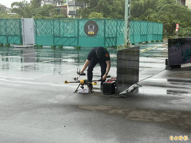 雖說因雨無人機無法升空，但其餘演練還是順利進行。（記者鄭景議攝）