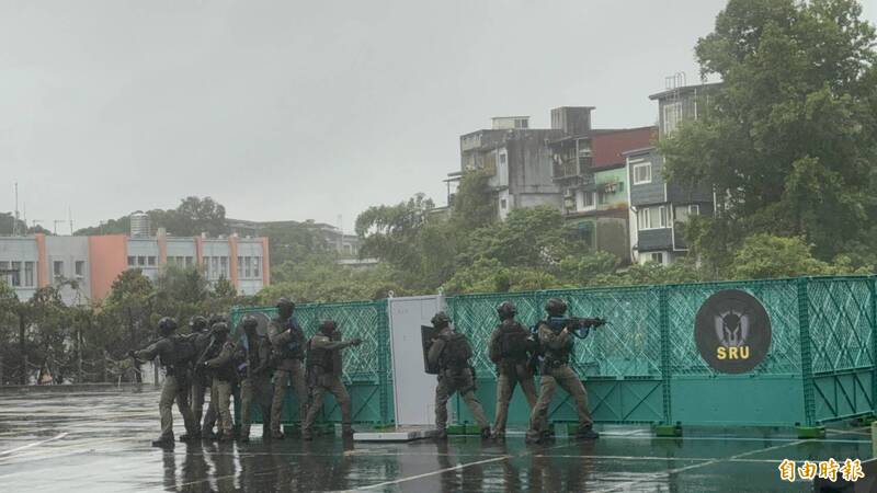 雖說因雨無人機無法升空，但其餘演練仍順利進行。