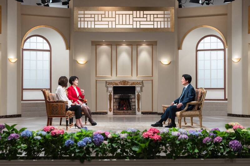 賴清德總統（右）接受台視、非凡《經濟領航 創新台灣》節目專訪。（總統府提供）