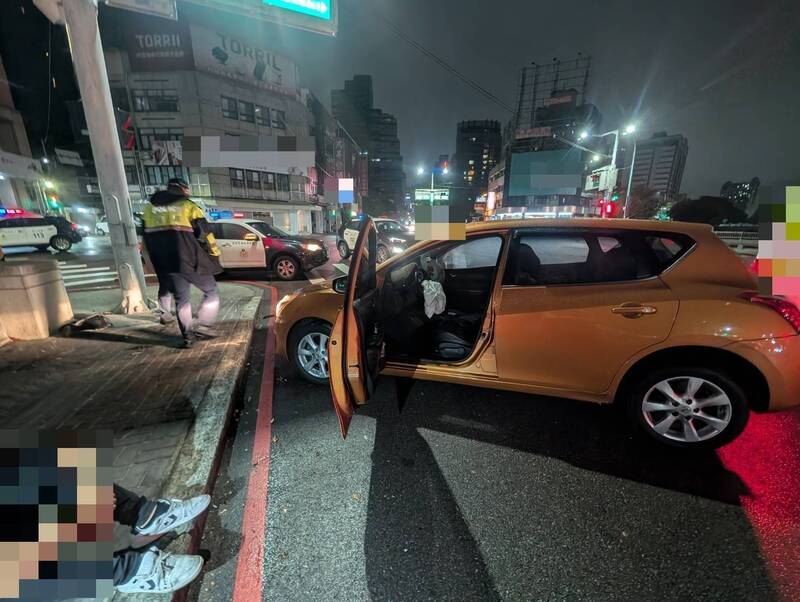 綠燈不走被按喇叭！台中男突暴衝撞橋墩 警所長直擊關心又是毒駕