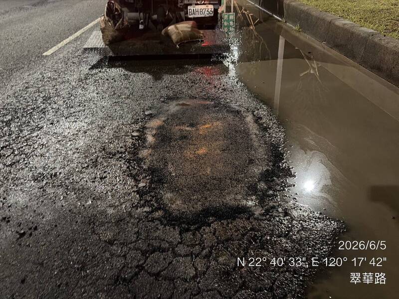 高雄大雨路面坑洞害汽車「破輪」 道工處致歉將賠償