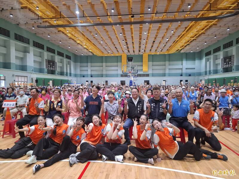 澎湖縣銀髮動齡、健康久久，在澎湖縣立體育館舉行。（記者劉禹慶攝）