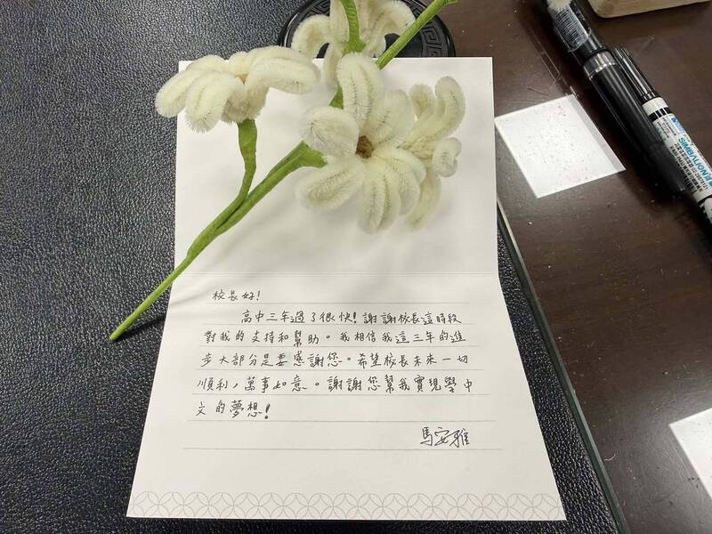 3年前一句中文都不會說，新竹市建功高中波蘭籍學生馬安雅錄取中原及輔仁多所大學，並手寫卡片給校長林國松。（林國松提供）