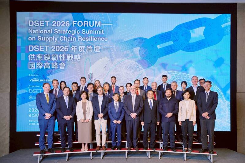 科技、民主與社會研究中心(DSET)今天在台北舉辦年度論壇「供應鏈韌性戰略國際高峰會」,邀集來自台灣、美國、日本及烏克蘭的前政府官員、產業與智庫代表,聚焦半導體、人工智慧、能源安全與無人機供應鏈四大主題,探討民主夥伴如何深化科技合作、提升全球供應鏈韌性,吸引近600名產官學界人士報名參與。(DSET提供)