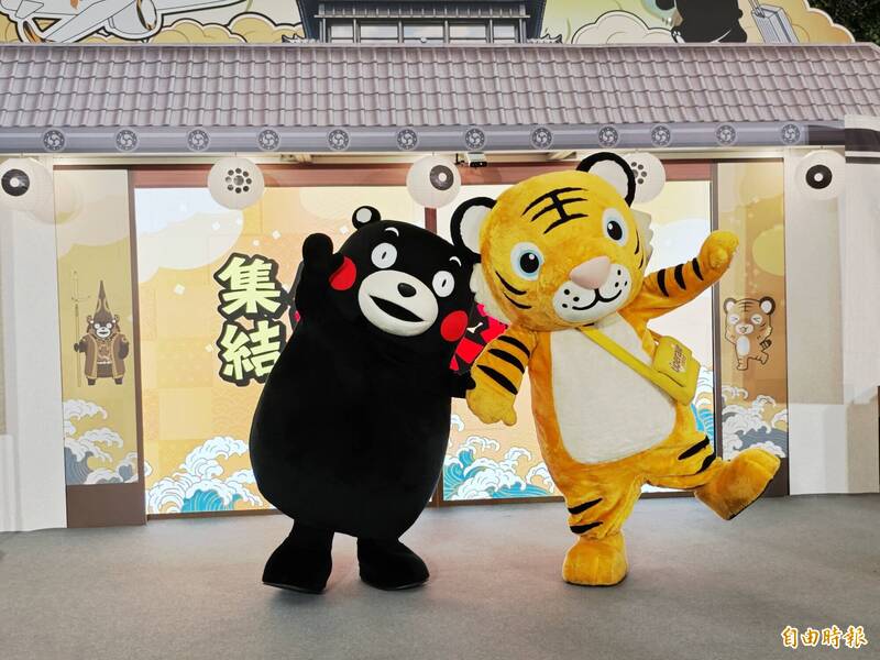 熊本熊與虎將聯手演出,大小朋友爭睹。(記者吳俊鋒攝)