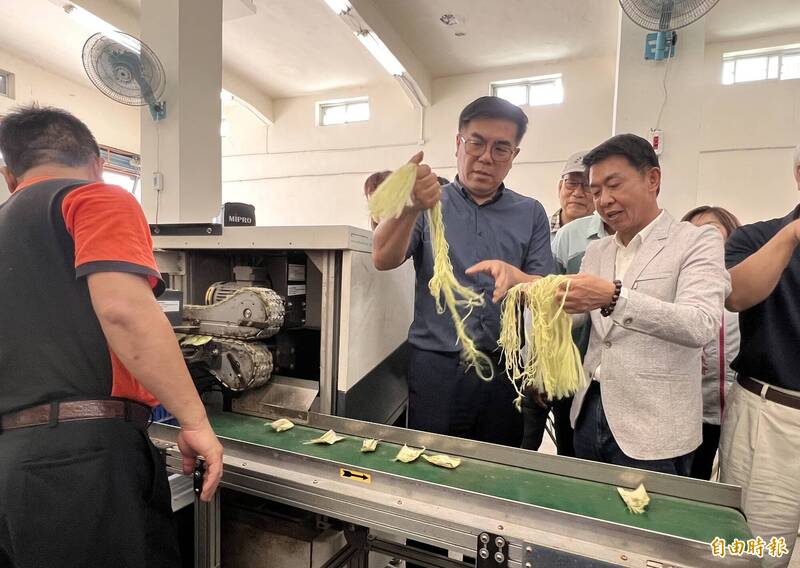 鳳梨葉經自動取纖設備處理後,可產出細條狀的纖維。(記者羅欣貞攝)