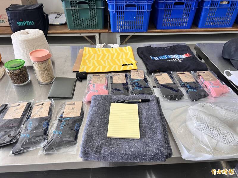 鳳梨葉取纖後可製成織品原料,進而製成襪子、衣服、帽子等物品。(記者羅欣貞攝)