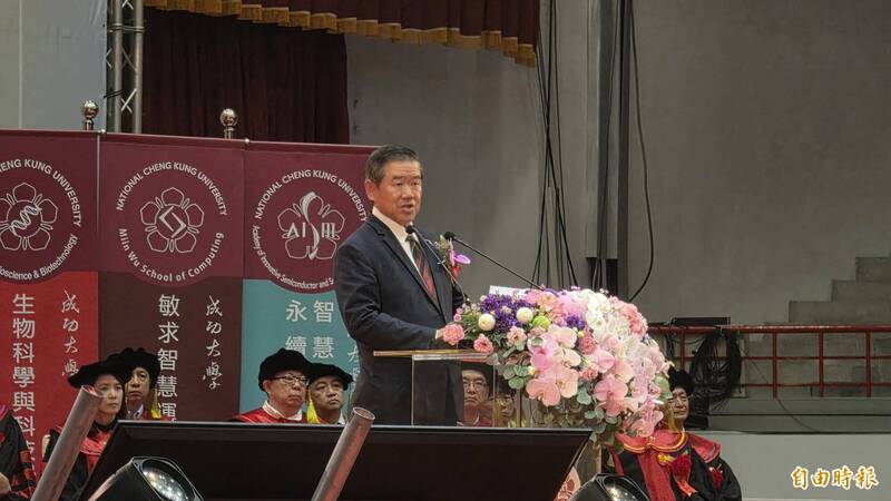 AI時代誰最危險?佳世達董座陳其宏成大畢典直言:不願改變的人