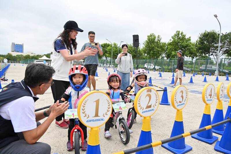 配合世界自行車日推出幼兒滑步車賽。(市府提供)
