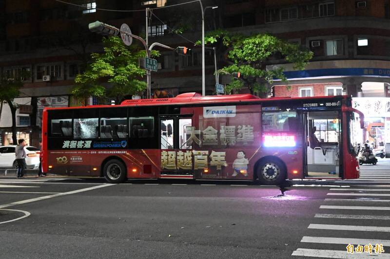 畫面曝!高雄公車遭不明物貫穿 兩側車窗驚見10公分破洞 乘客逃死劫
