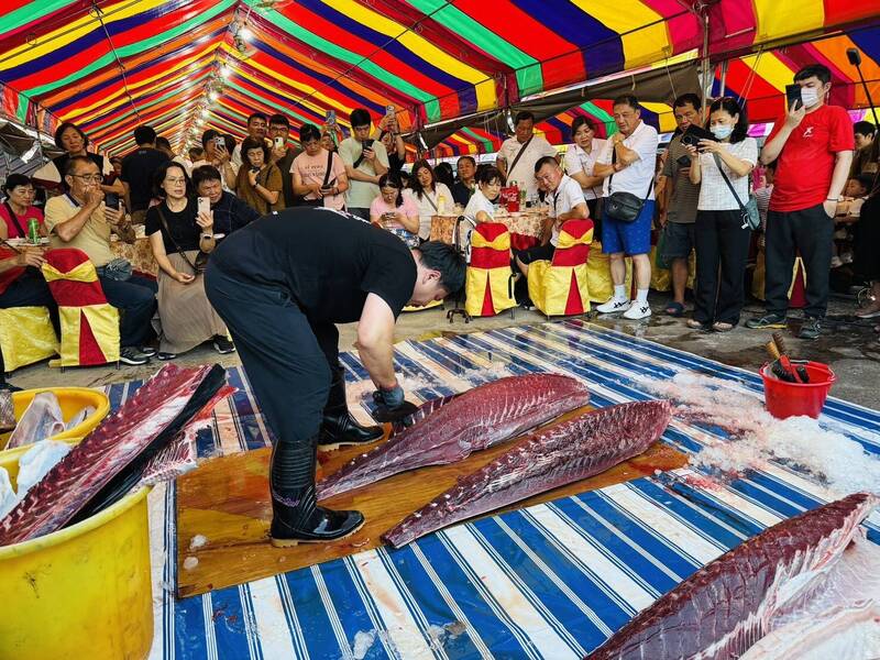 屏東黑鮪魚季澎湃開吃!美食推廣宴席開百桌 看紅寶石歌廳秀
