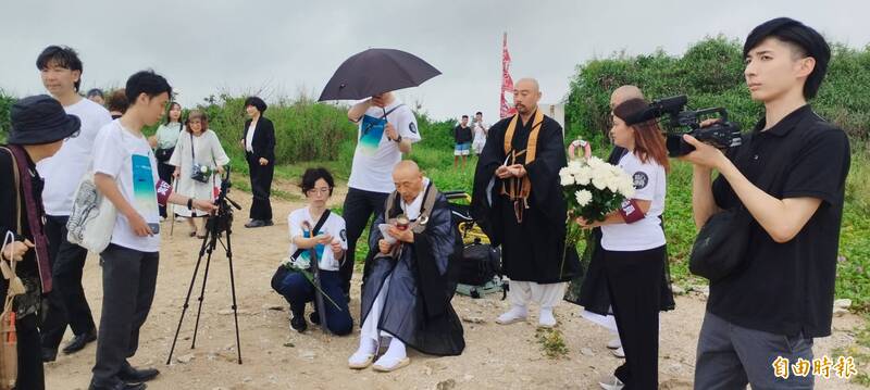 去年在恆春海邊舉辦巴士海峽戰沒者慰靈祭,遺族帶來白菊花向海域拋擲弔念。(資料照,記者蔡宗憲攝)
