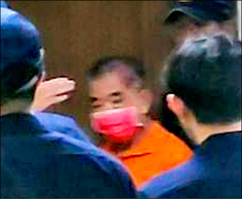 高雄碎屍魔張介宗（中）連續殺害姓兄嫂等3人，高雄地院國民法庭認定被告殺人證據明確，昨天一致同意判處張男3個死刑。（中央社）