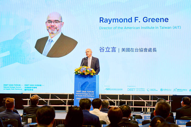 American Institute in Taiwan （AIT） Director Raymond Greene speaks at a forum hosted by the Taiwan-based think tank Democracy, Society and Emerging Technology （DSET） in Taipei yesterday.
Photo courtesy of the DSET
