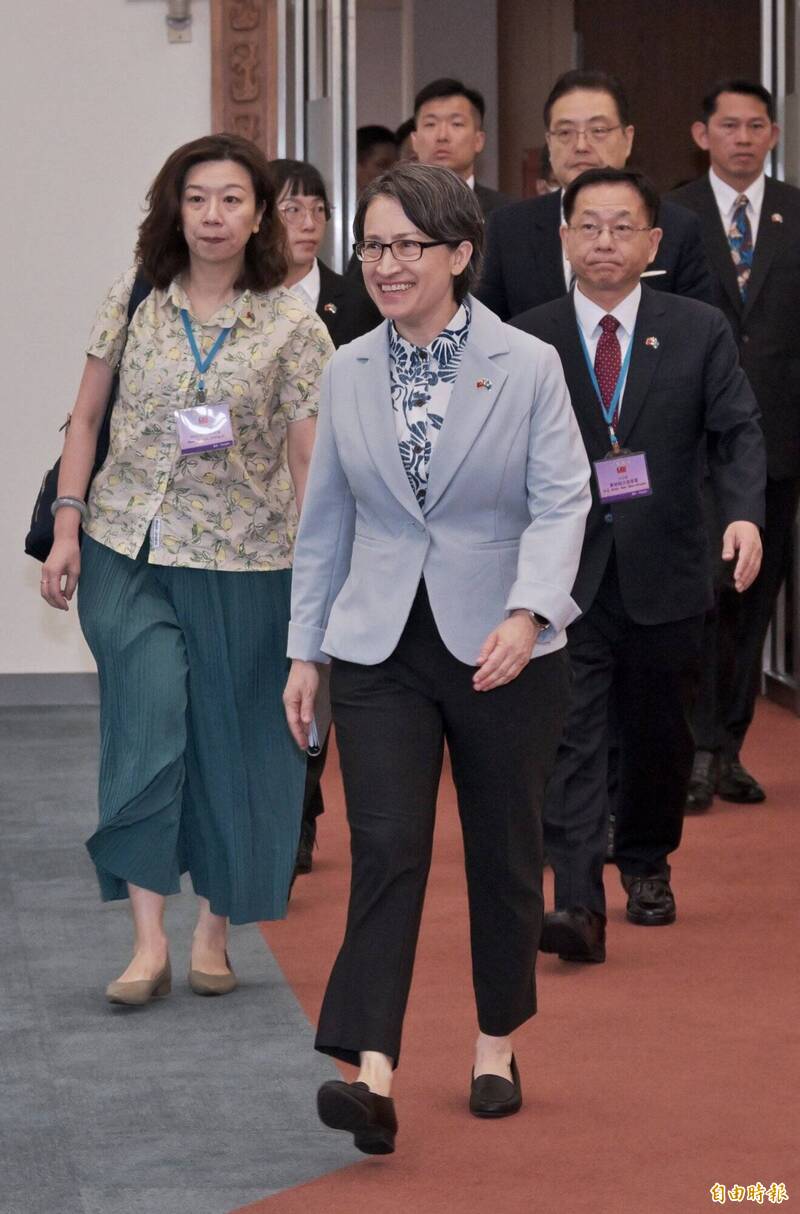 副總統蕭美琴今（6日）上午啟程出訪我國太平洋友邦帛琉共和國，展開為期5天的「帛榮專案」訪問行程。（記者劉信德攝）