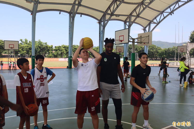 樹林青少年籃球俱樂部讓學員在雙語環境健康成長。（記者翁聿煌攝）
