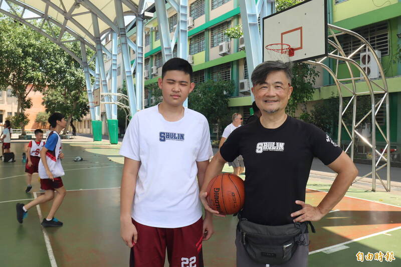 李志宏（右）為兒童及青少年打造學美語和籃球的夢想環境。（記者翁聿煌攝）