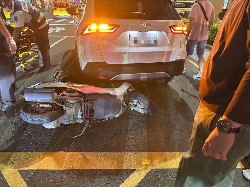 高雄7旬婦騎車追撞卡休旅車底 熱心民眾搬車助脫困