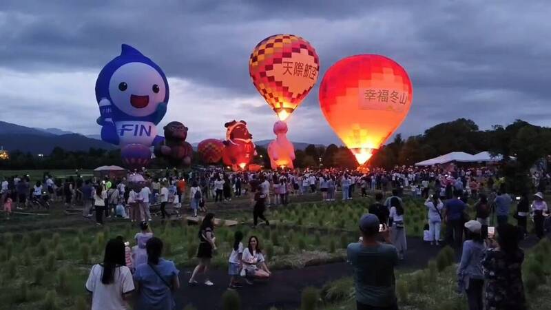 宜蘭冬山熱氣球嘉年華下午場開放120人升空 今晚光雕秀壓軸