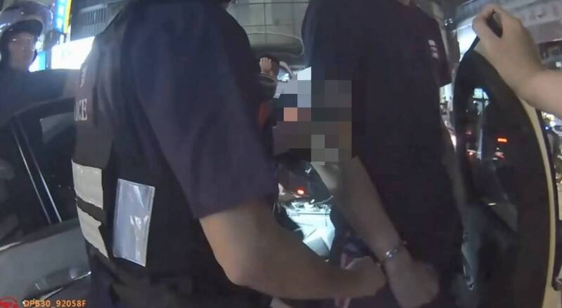 賓士車載妹違停看到警察就跑 一查副駕通緝又藏毒品