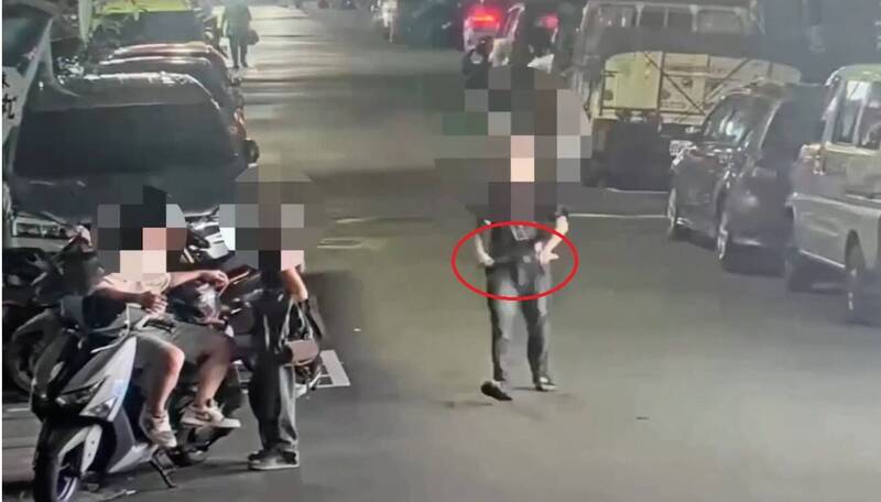 誤認情侶在路旁吵架 他居然拿刀上前勸架還推倒機車