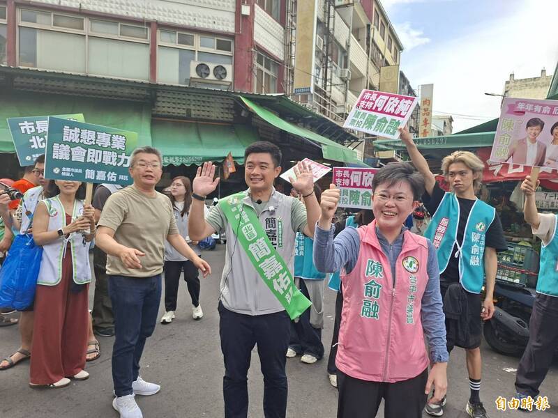 蔡其昌為子弟兵簡嘉佑市場拜票遇同黨參選人陳俞融 蔡喊二席全上