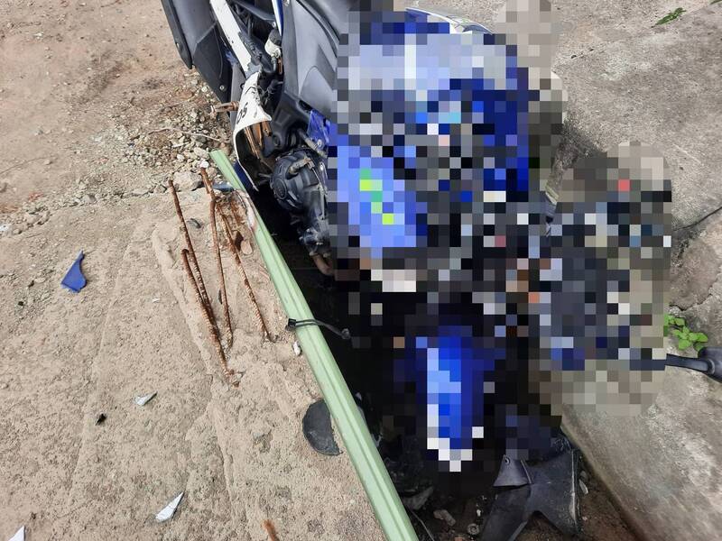 不熟路況!18歲男騎黃牌重機下西濱自撞號誌桿 臉部受傷送醫