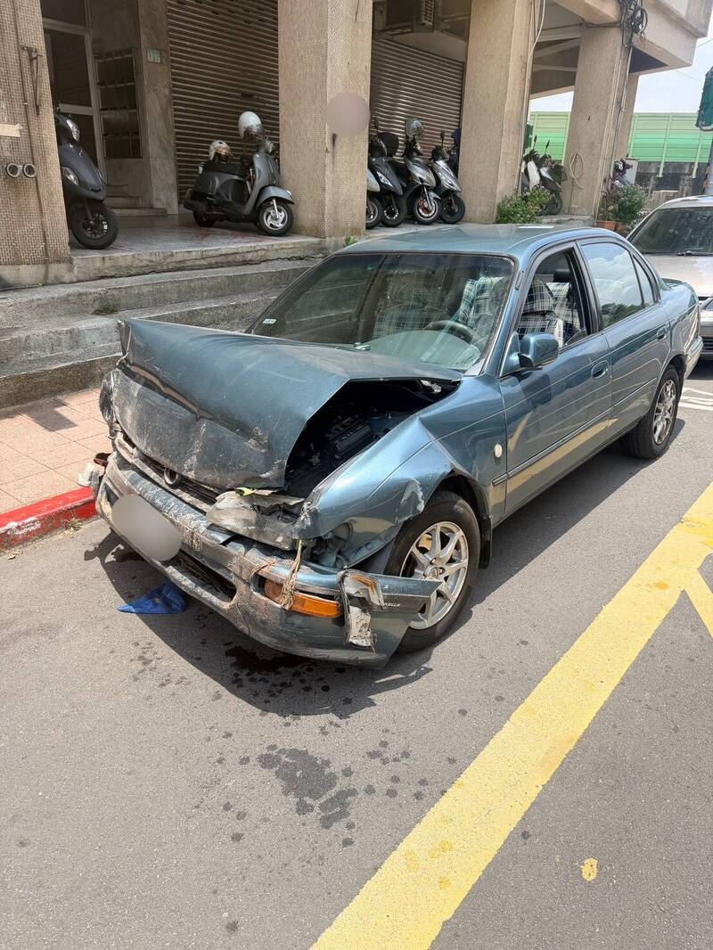 八旬老翁開車誤把油門當煞車 撞上民宅車頭稀巴爛