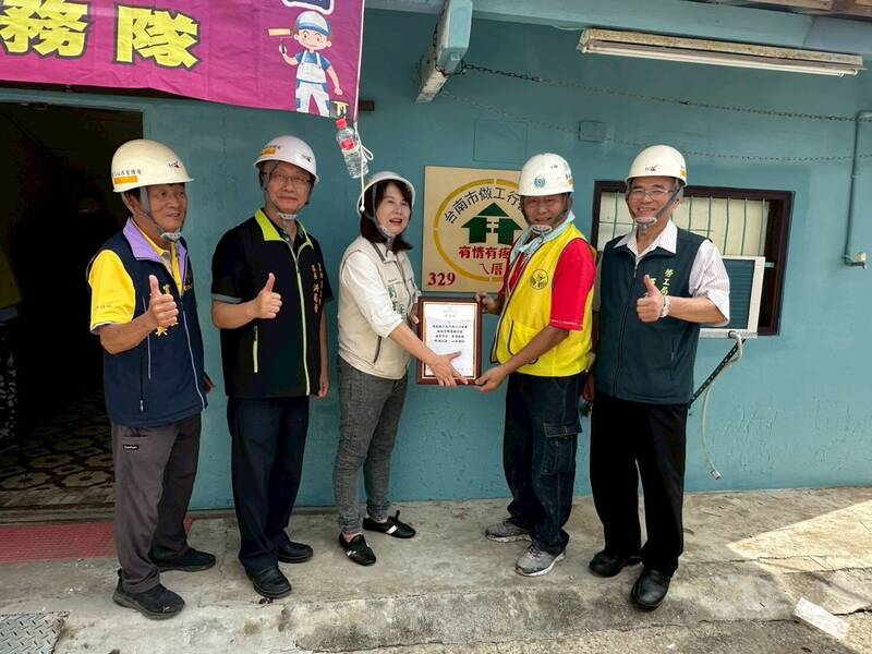 台南做工行善團馬不停蹄 第329戶弱勢家庭修繕將完工