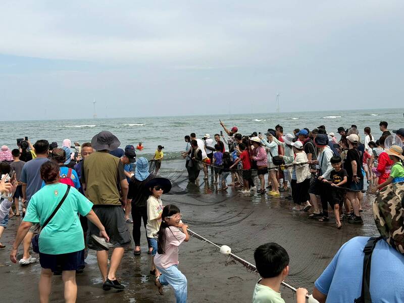 後龍水尾重現牽罟 還結合「海賊王變裝」、「里海運動會」