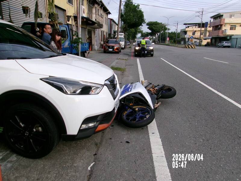 中市豐勢路流浪犬突竄出 害機車騎士慘摔