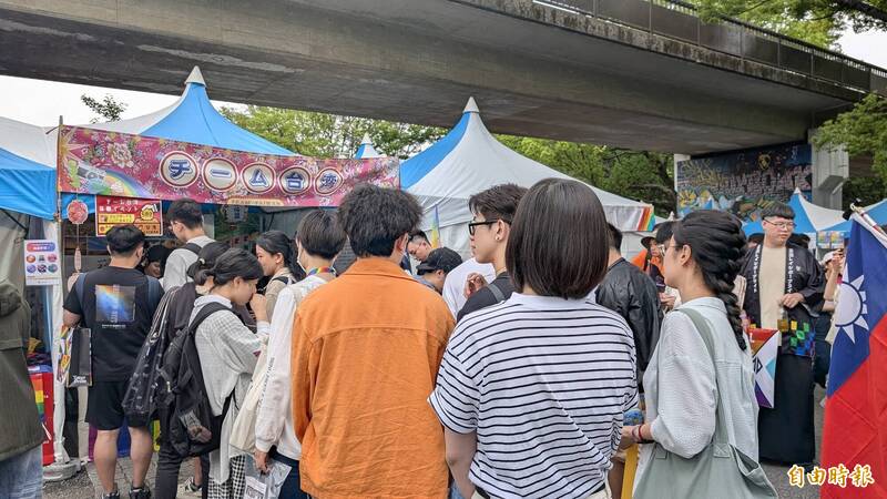 台灣隊今年出展帶來了具有夜市風格的小遊戲，吸引民眾排隊同樂。（記者林翠儀攝）