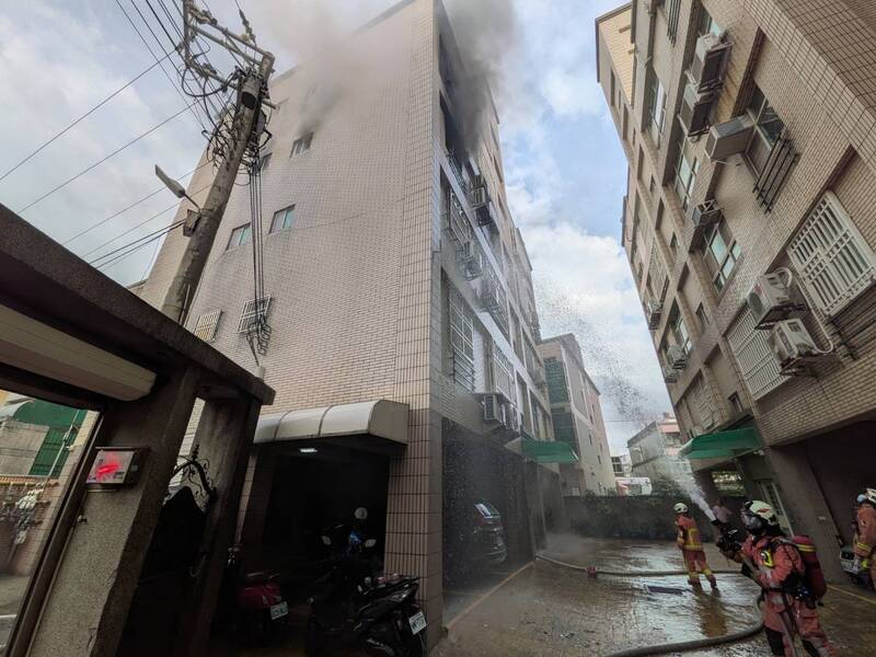 竹市延平路5層樓民宅火警  2人一度受困已脫險