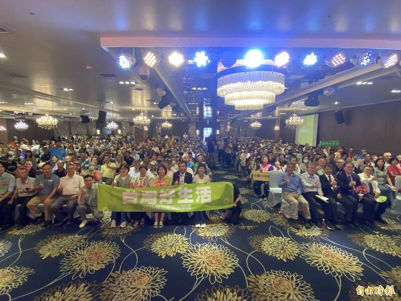 台灣好生活彰化縣場今天在花壇鄉登場,吸引農會、青農與養豬、養雞等家禽業者參加,現場600個座位全坐滿。(記者張聰秋攝)