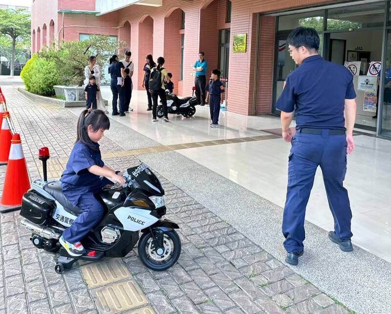 台中超Q「小小警察體驗營」 160名額手刀搶起來