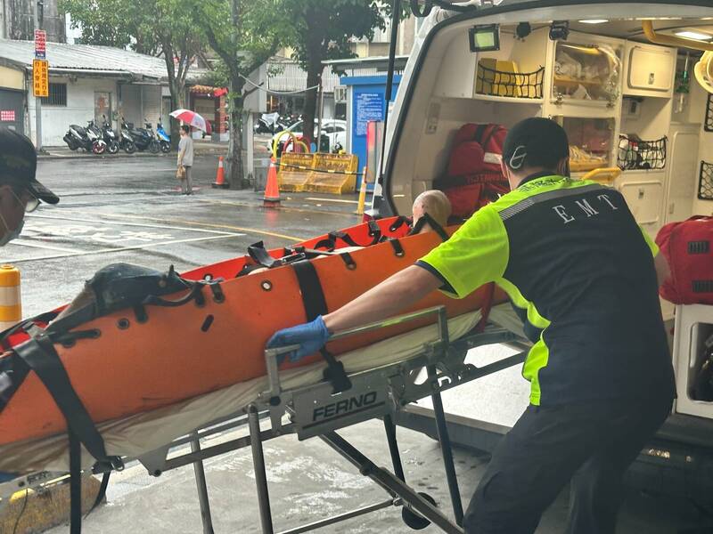 有電！基隆男挖筍移除廢電線 雙手慘遭電擊燒焦送醫