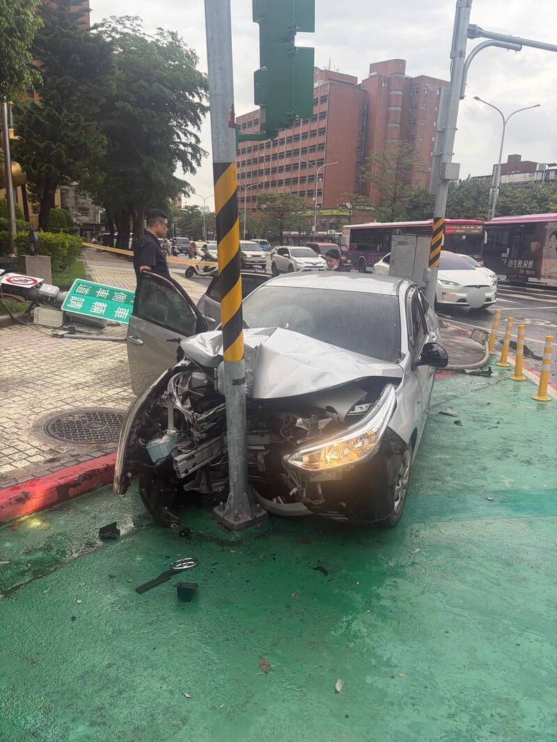 台北羅斯福路換車道「好滑」 連撞燈桿號誌桿車頭毀、波及行人