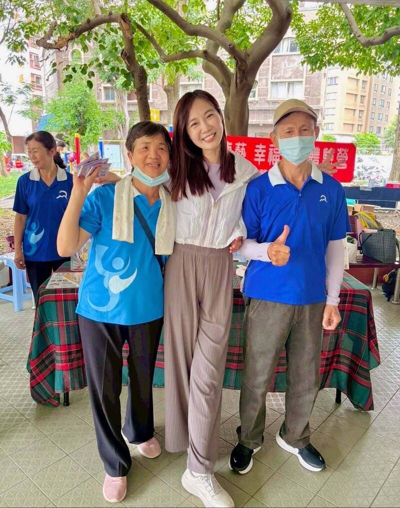 「寶寶」楊寶楨無政黨奧援 進社區發面紙與民眾開心合照