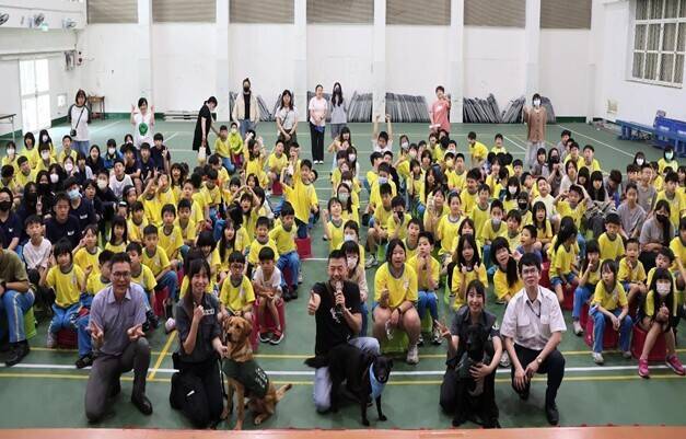 國門檢疫犬萌翻校園！中壢龍岡國小學生扮旅客  模擬行李查緝互動