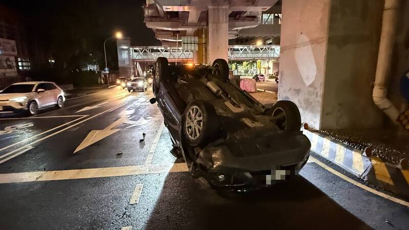 綠燈不走被擠上分隔島  中和景平路3車追撞1翻覆5人傷