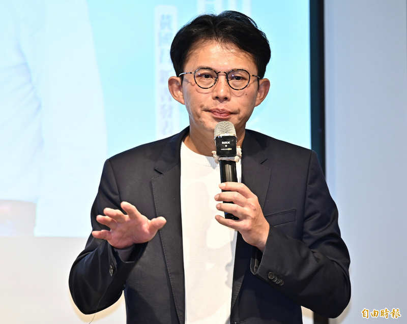書店店員出奇招！黃國昌新書旁擺這本 萬人笑翻：該加薪了