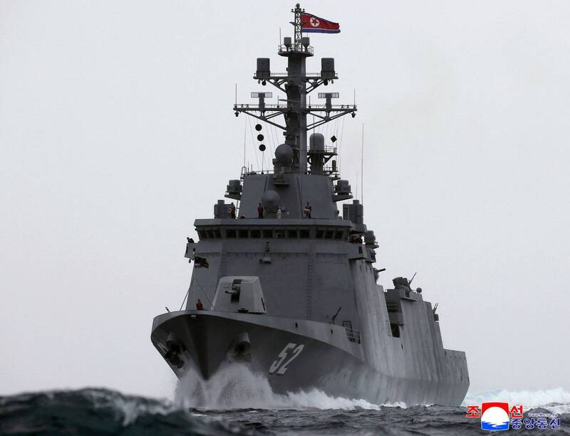 北韓姜健號驅逐艦國旗倒掛 網驚:有人要被「艦炮決」了