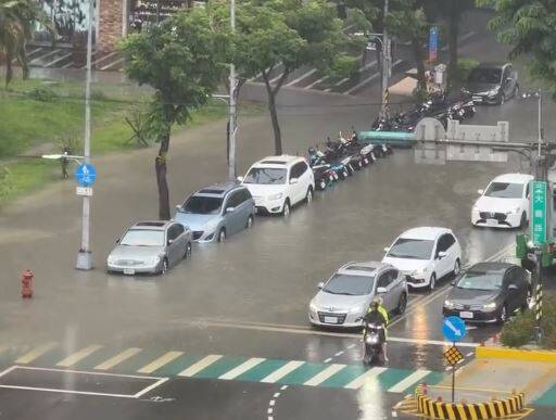 三峽大雷雨炸裂！時雨量近百灌入 北大特區淹水慘況曝