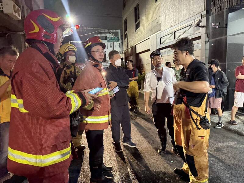 高雄楠梓大樓凌晨火警  滿屋回收堆中救出獨居婦昏迷送醫