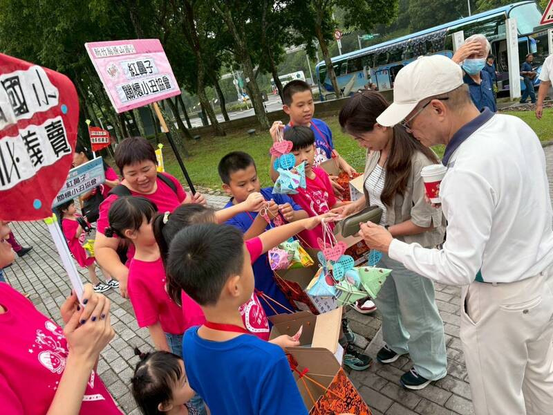 竹縣橫山國小端午傳愛17年不輟  熱賣糖果粽助紅鼻子關懷小丑協會
