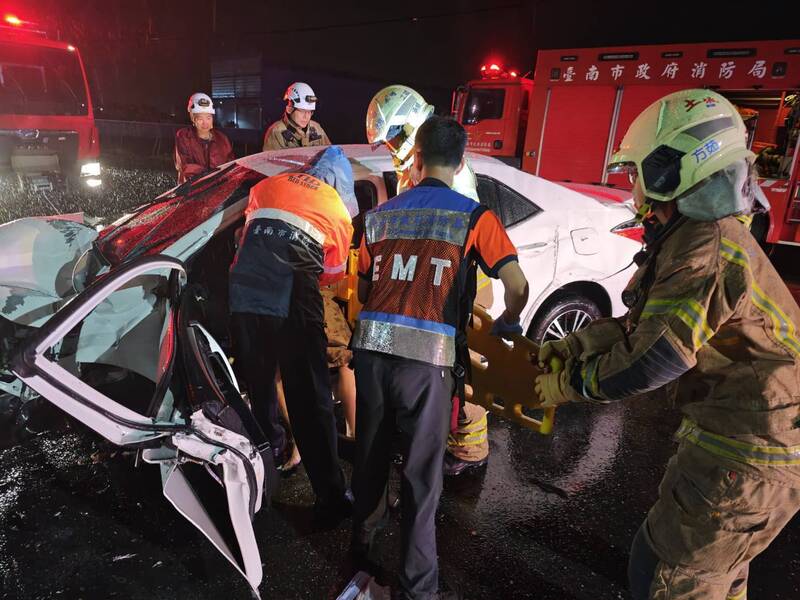 台南5旬男自撞暗夜翻車 疑精神恍惚釀悲劇