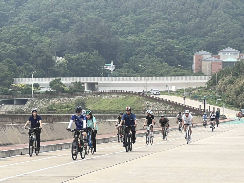 響應世界自行車日 車友騎遊南竿山海美景