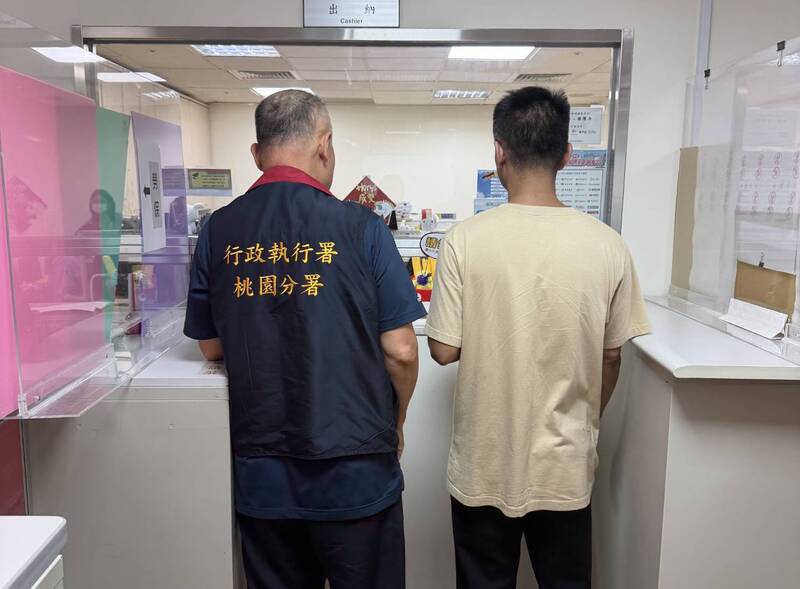 無照駕駛又拒酒測挨罰18萬躲5年 男為保「新飯碗」繳清欠款